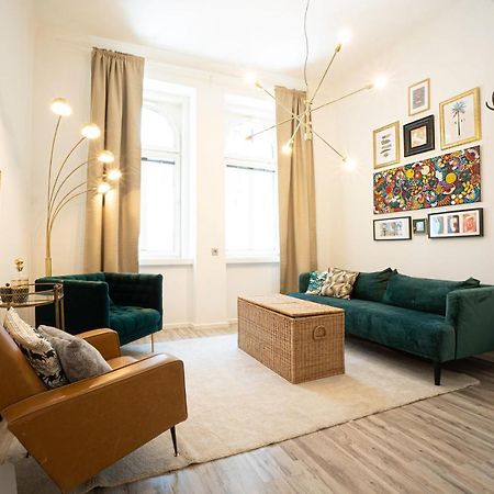 2-Room Apartment On The First Floor With Designer Renovation. Exit To The Courtyard. 15 Minutes To Schloss Schoenbrunn Wien Eksteriør billede