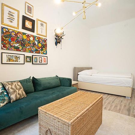2-Room Apartment On The First Floor With Designer Renovation. Exit To The Courtyard. 15 Minutes To Schloss Schoenbrunn Wien Eksteriør billede
