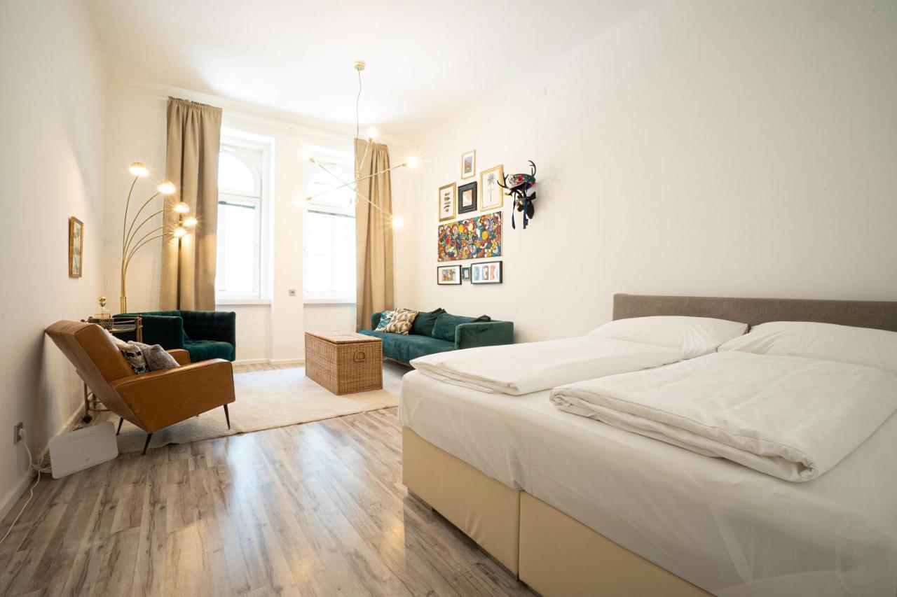 2-Room Apartment On The First Floor With Designer Renovation. Exit To The Courtyard. 15 Minutes To Schloss Schoenbrunn Wien Eksteriør billede