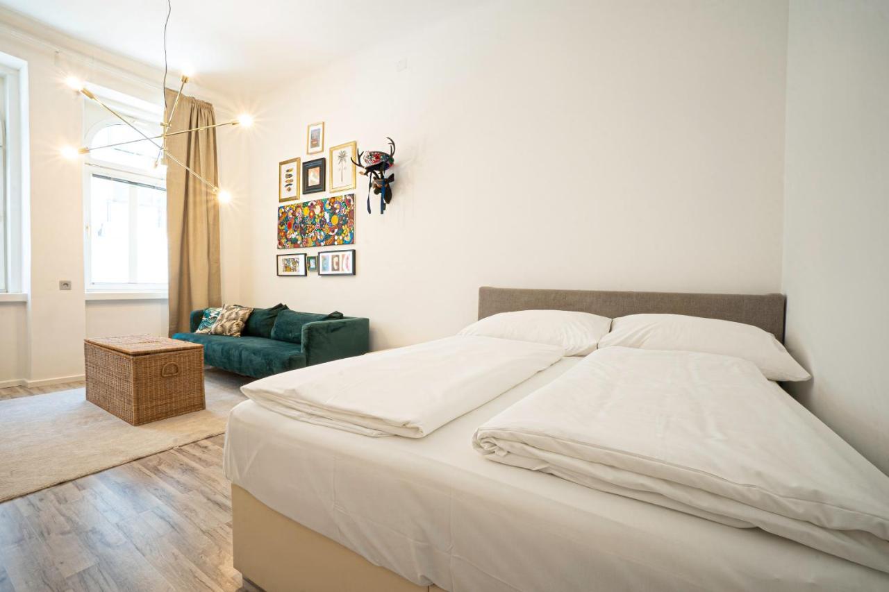 2-Room Apartment On The First Floor With Designer Renovation. Exit To The Courtyard. 15 Minutes To Schloss Schoenbrunn Wien Eksteriør billede