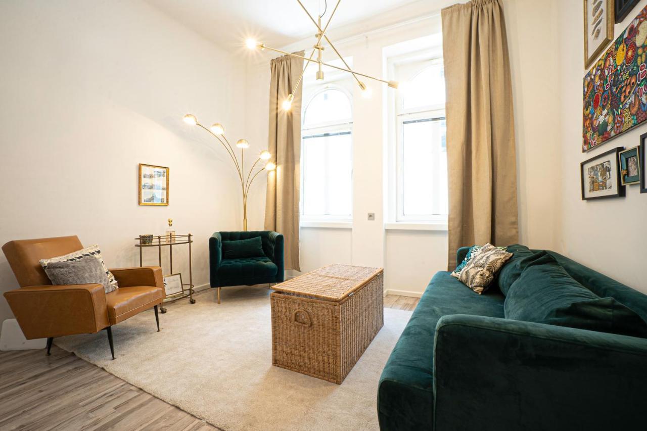 2-Room Apartment On The First Floor With Designer Renovation. Exit To The Courtyard. 15 Minutes To Schloss Schoenbrunn Wien Eksteriør billede