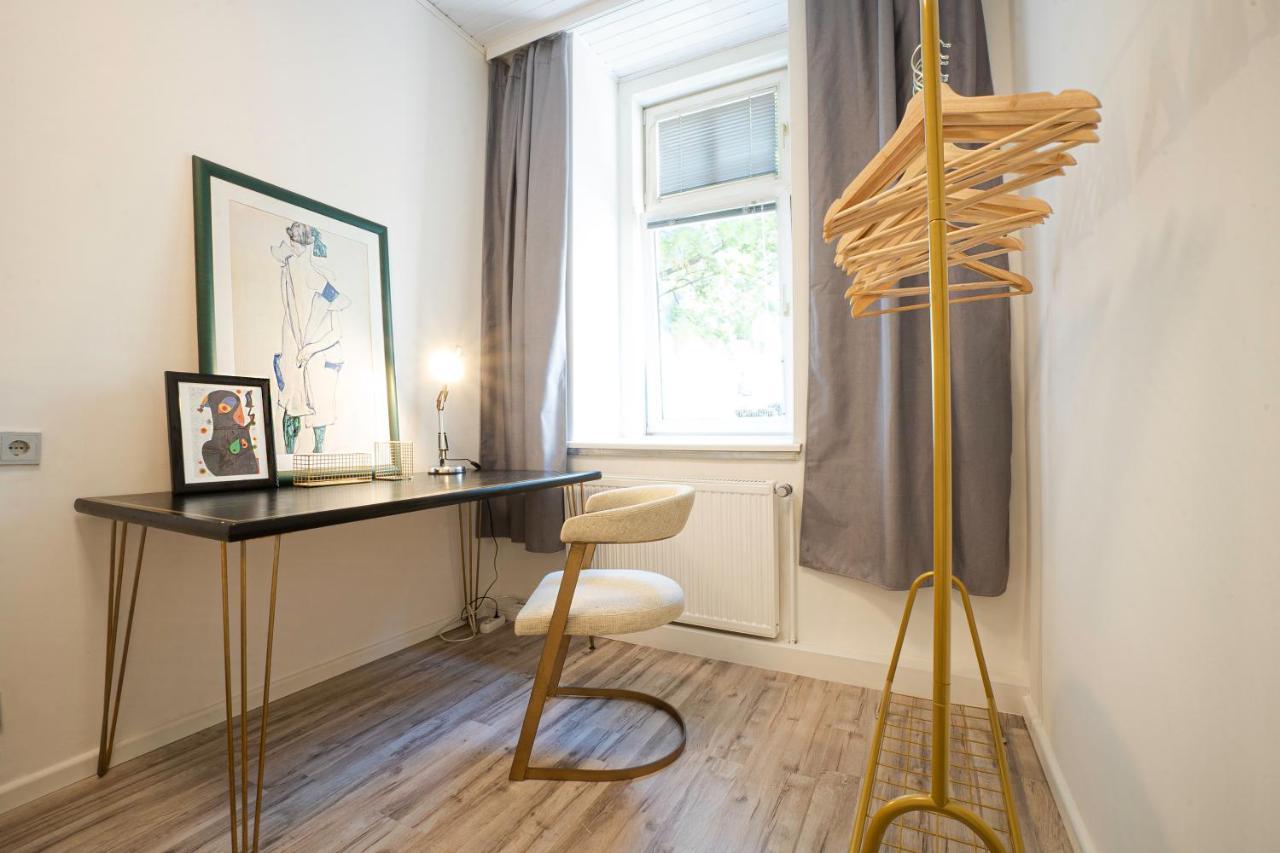 2-Room Apartment On The First Floor With Designer Renovation. Exit To The Courtyard. 15 Minutes To Schloss Schoenbrunn Wien Eksteriør billede