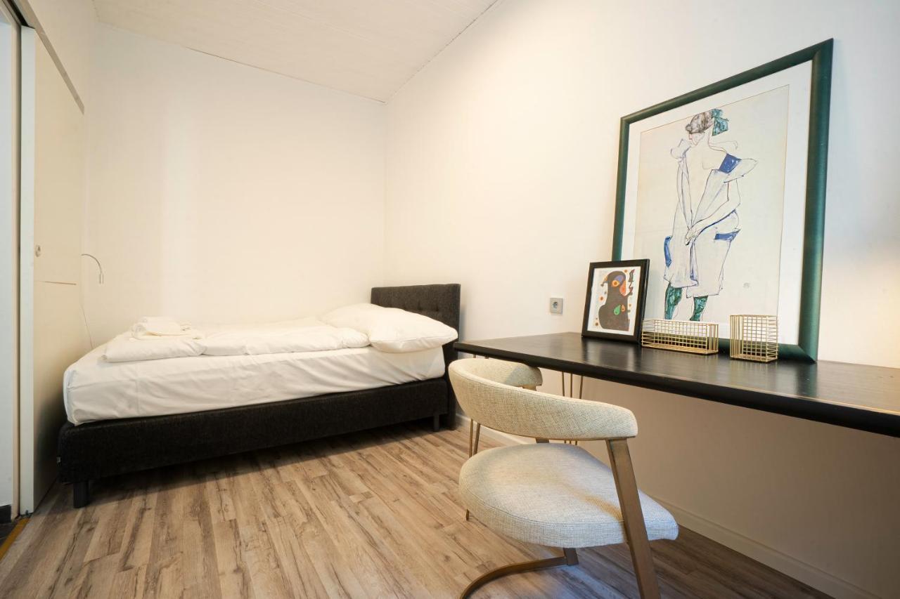 2-Room Apartment On The First Floor With Designer Renovation. Exit To The Courtyard. 15 Minutes To Schloss Schoenbrunn Wien Eksteriør billede