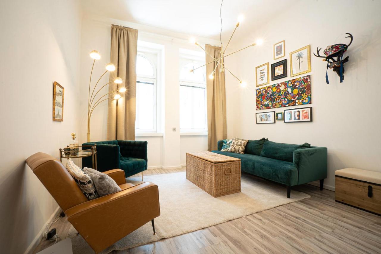 2-Room Apartment On The First Floor With Designer Renovation. Exit To The Courtyard. 15 Minutes To Schloss Schoenbrunn Wien Eksteriør billede