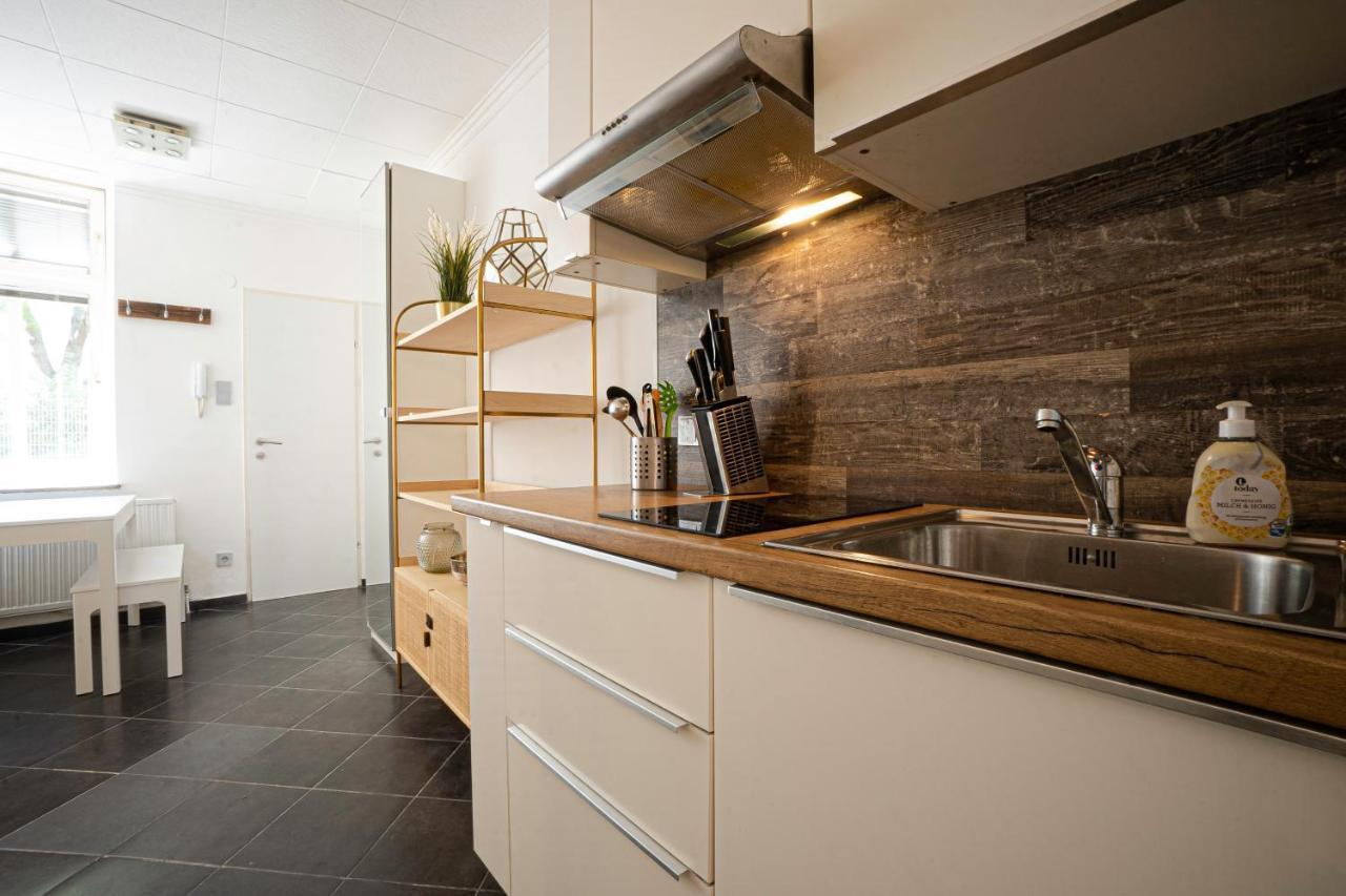 2-Room Apartment On The First Floor With Designer Renovation. Exit To The Courtyard. 15 Minutes To Schloss Schoenbrunn Wien Eksteriør billede